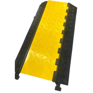 Protector de Cable de 3 Canales / Base de Goma y Tapa de Plástico / Tamaño del Canal 56x55MM / Capacidad de Carga 6.1 Toneladas / Longitud 90 cm / Ancho del Contorno 50 cm / Altura 7.5 cm / Color Amarillo-Negro / Material Hule